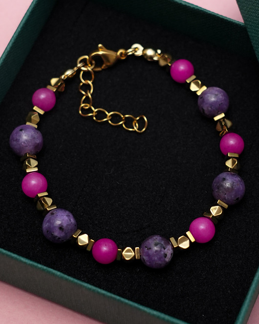 bransoletki z kamieni naturalnych Różowo-fioletowa bransoletka z jadeitu