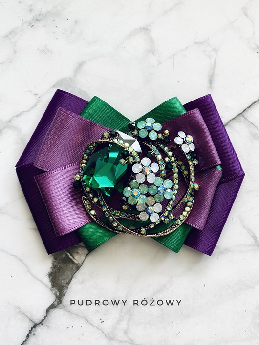 broszki Brosza z zielonym kryształem oplątanym kwiatkami NEW