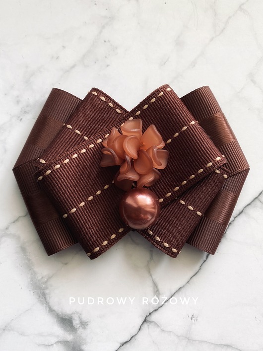 broszki Kolekcja Kwiatowa Brosza z kwiatem i perłą w kolorze brązowym