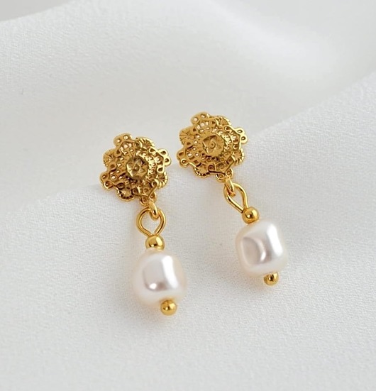 kolczyki pozłacane Kolczyki złote z perłami i ozdobnym zapięciem