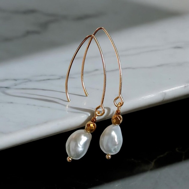 kolczyki pozłacane LUX. Srebrne perły - kolczyki na długich biglach