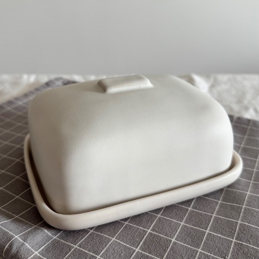 pojemniki kuchenne Ceramiczna maselniczka / Elegancki akcent na Twoim stole