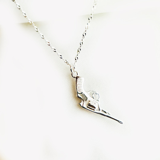 srebrne naszyjniki Naszyjnik z rewolwerem, srebrny pistolet , broń, colt , western