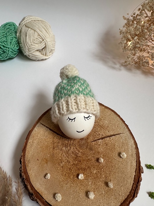 ozdoby wielkanocne Czapeczka z pomponem  na jajka wielkanocne  - 1 szt.