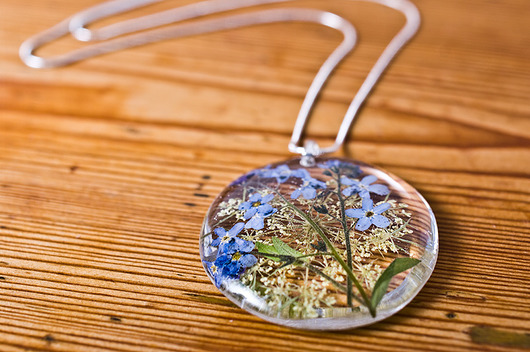 Naszyjnik z kwiatkami w żywicy So Jewelry