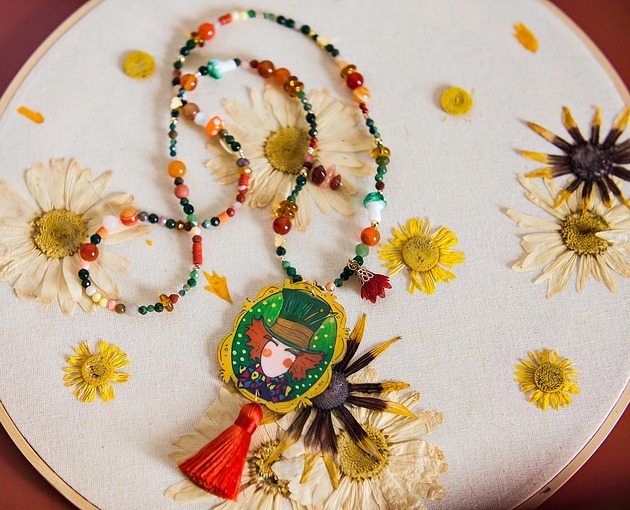 naszyjniki - inne Artystyczny naszyjnik bez zapięcia z medalionem Szalony Kapelusznik