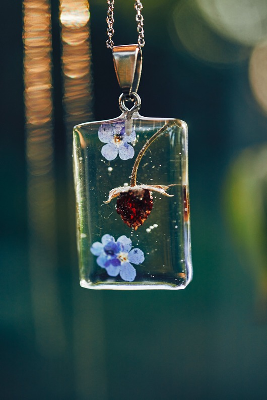 wisiory Naszyjnik z niezapominajkami i poziomką