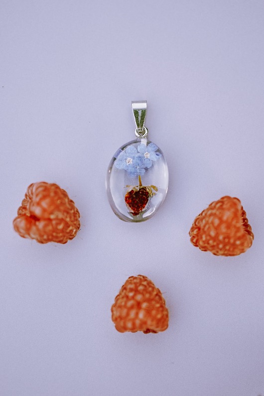 wisiory Fruit gems - naszyjnik z poziomką i niezapominajką, letni ogród
