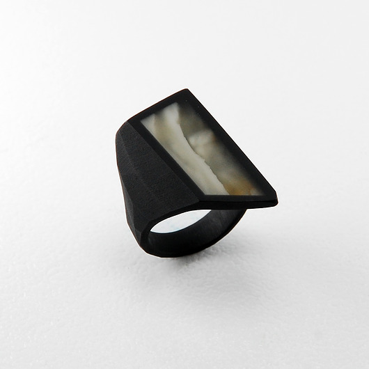 pierścionek z żywicy Czarny pierścionek FRAME z mlecznym bursztynem