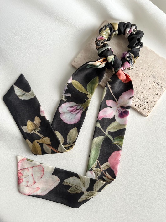 gumki do włosów Scrunchie Grey Flores z odwiązywaną szarfą 87 cm