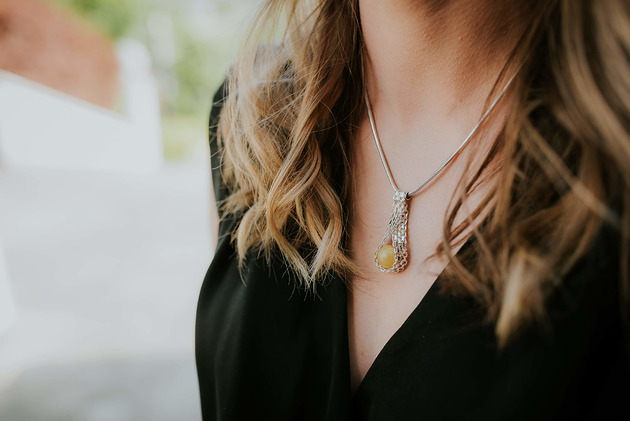 wisiory Elegancki wisior z bursztynem na łańcuszku