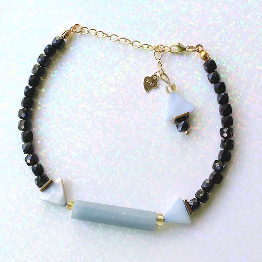 bransoletki z kamieni naturalnych Rzadki larimar matowy, onyks, macica perłowa