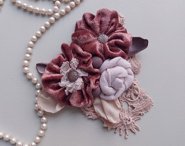 broszki Bogato zdobiona broszka w odcieniach różu