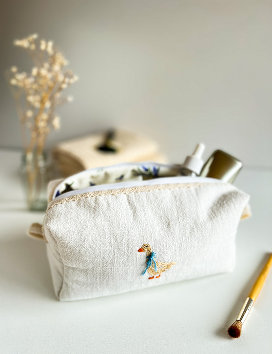 kosmetyczki Kosmetyczka z ręcznym haftem gąski