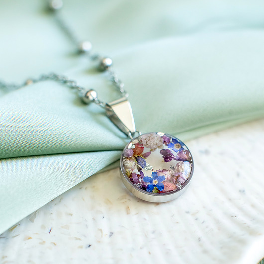 wisiory Wisiorek z kompozycją kwiatową