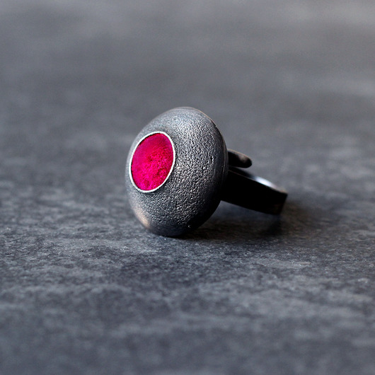 Duży pierścionek srebrny FUKSJA ORB SHAMBALA