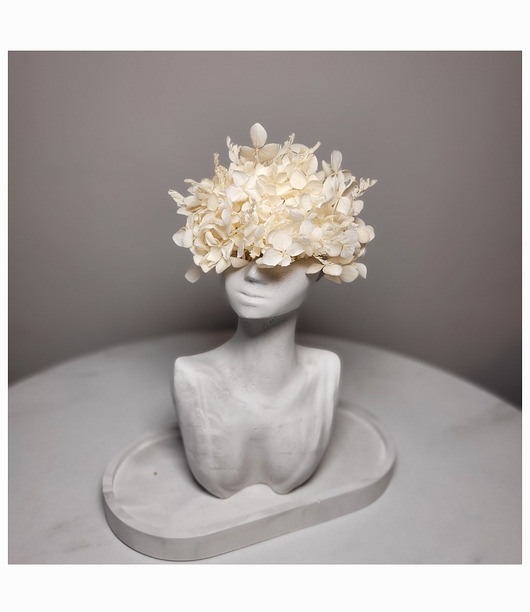 wazony Wazon Kobieta z kwiatami na podstawce