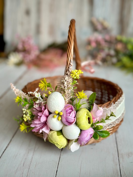 koszyki wielkanocne Wielkanocny koszyczek na święconkę, koszyczek z dekoracją