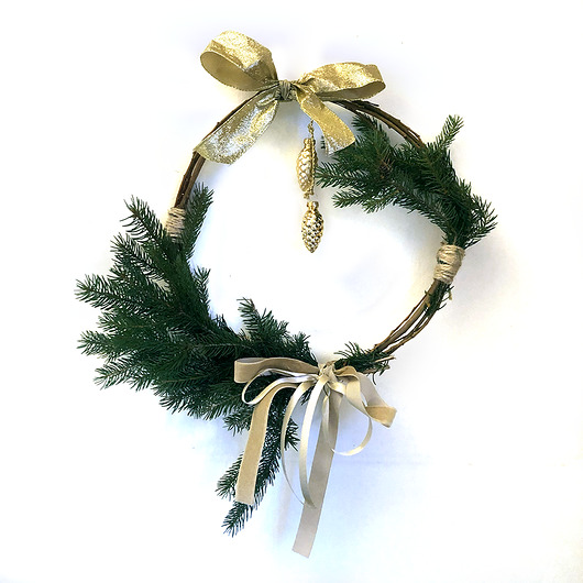 wianki bożonarodzeniowe Wianek ze złotymi kokardami i szyszkami