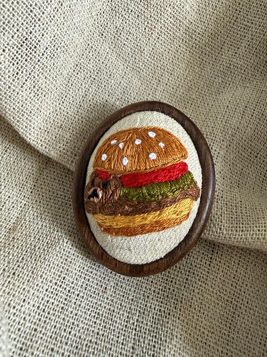 broszki Ręcznie haftowana broszka "Miś hamburger"
