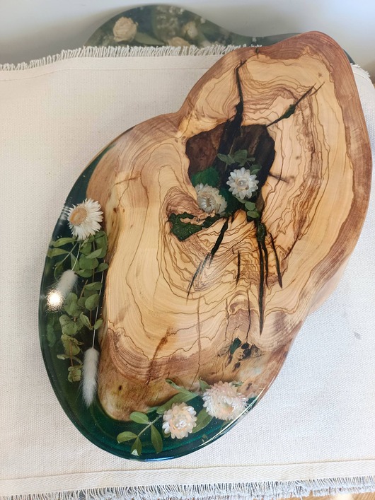 deski do krojenia i tace Deska do serwowania z drewnem oliwnym i żywicą - tonacja zielona