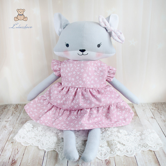 misie i maskotki Lisek Pola przytulanka w sukieneczce w kwiaty w kolorze róż retro