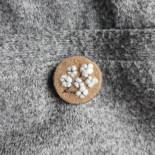 BAWEŁNA - haftowana broszka(beż) Ikati Jewellery