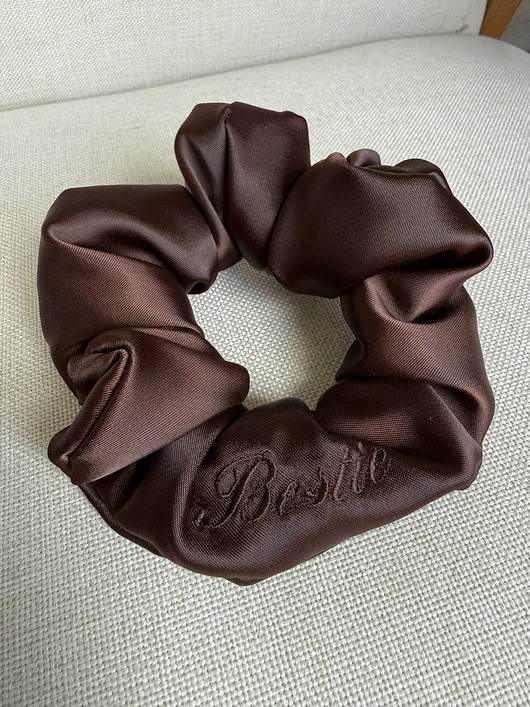 gumki do włosów Satynowa gumka do włosów scrunchie z haftem "Bestie"