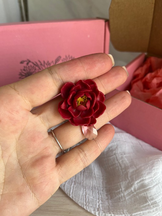 wisiory Wisiorek piwonia, biżuteria handmade. Polimerowa glina