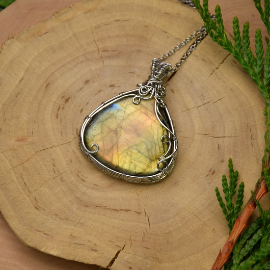 Wisiorek ze złotym labradorytem wire wrapping Agata Rozanska