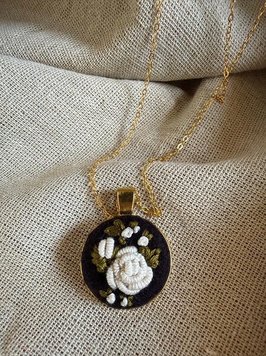 złote naszyjniki Ręcznie wyszywany naszyjnik "Biała róża"