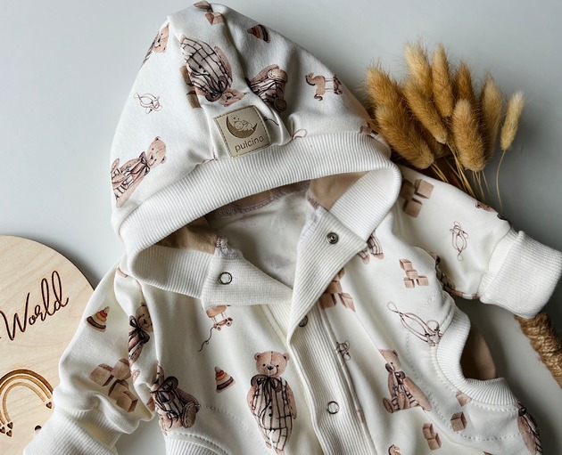 kombinezony dla chłopców Beżowy kombinezon dresowy dla chłopca  wzory misie