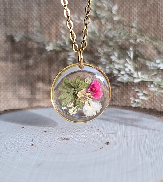 wisiory Łąka kwiatowa różowa zawieszka złoty wisiorek kwiaty żywica