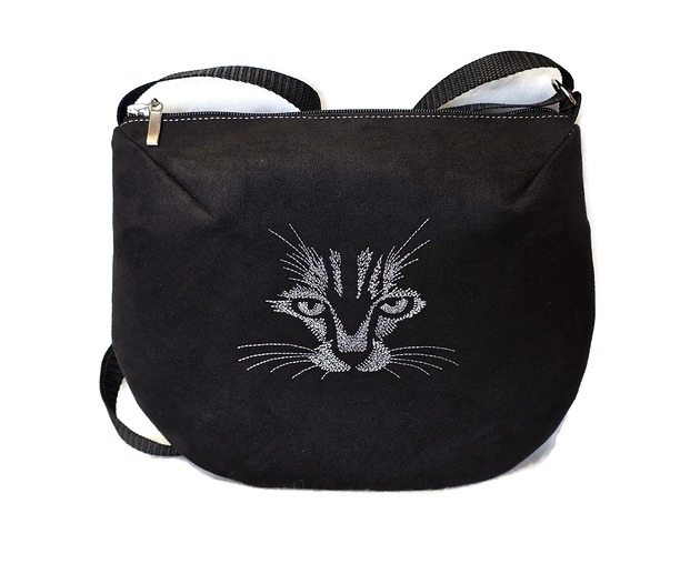 torby na ramię Czarna listonoszka torebka z kotkiem , kot haftowany haft