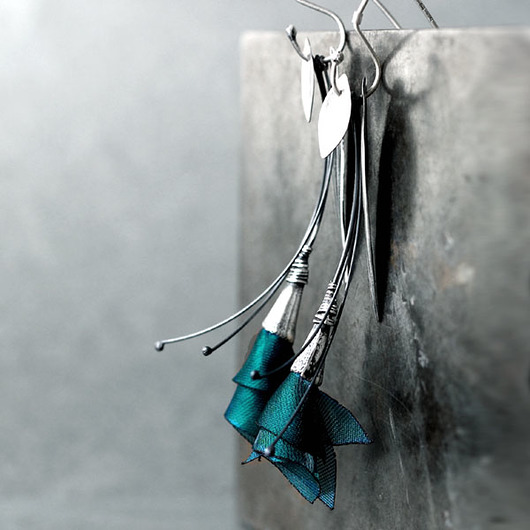 kolczyki wire wrapping Srebrne delikatne kolczyki SZMARAGDOWE LISTKI