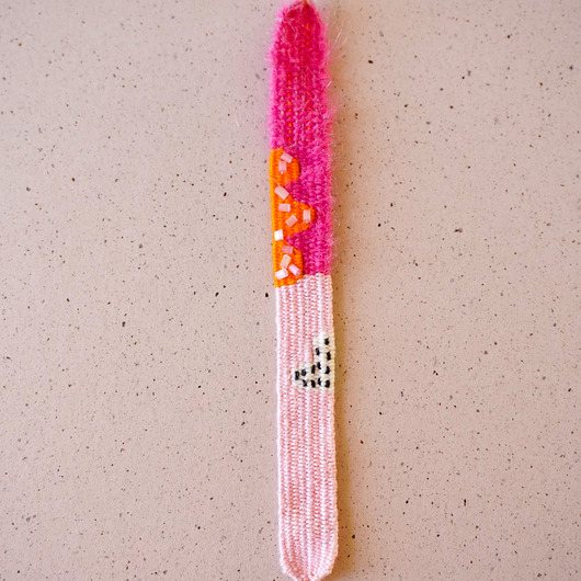 bransoletki na sznurku Bransoletka pleciona z nici i włóczki z koralikami