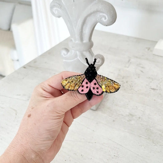 broszki Broszka ĆMA 16 ręcznie haftowana przypinka owady motyle