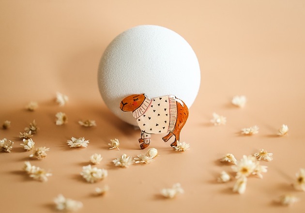 broszki Przypinka kapibara Marysia w sweterku