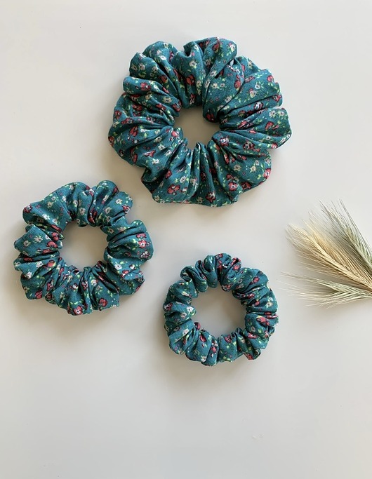 gumki do włosów Gumka do włosów Scrunchie Meadow w kwiatuszkowy print