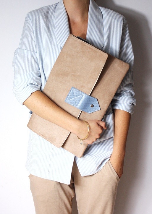 Kopertówka XL beige + icy blue leather + chain Zuzia Górska