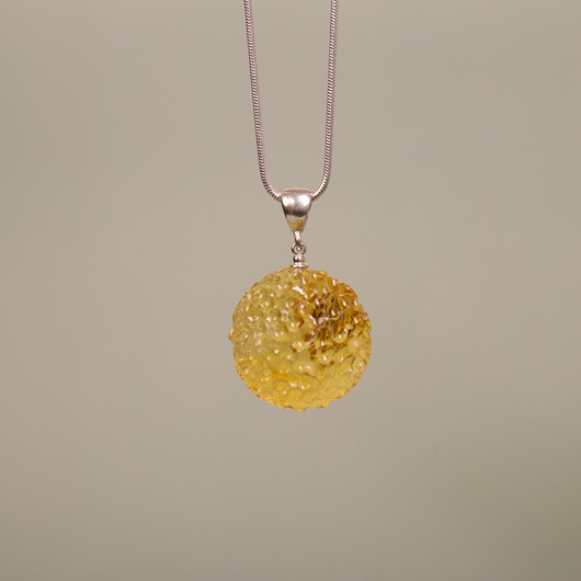 wisiory Wisiorek bursztyn bałtycki kulka rzeźbiona