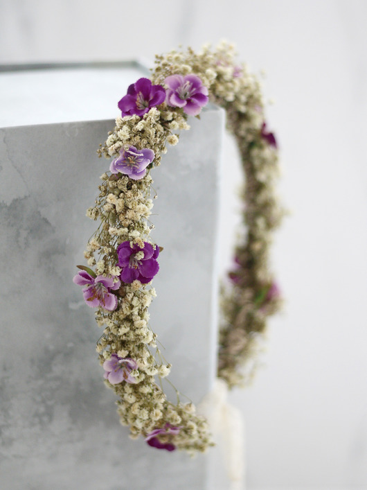 Ślubne ozdoby do włosów Wianek z gipsówki i fioletowych kwiatów