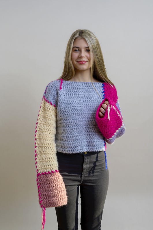 swetry damskie  Sweter kolorowy typu patchwork z wystającymi nitkami