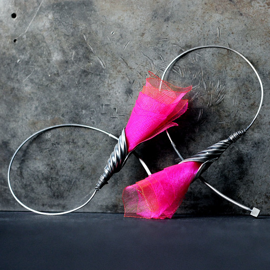kolczyki wire wrapping Srebrne kolczyki koła fuksja