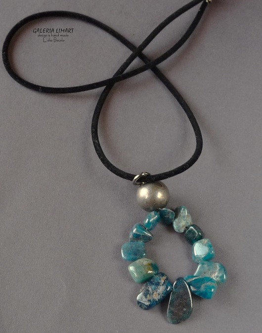 wisiory Kianit (kyanit) surowy w delikatnym wisiorku ręcznie robionym PREZENT