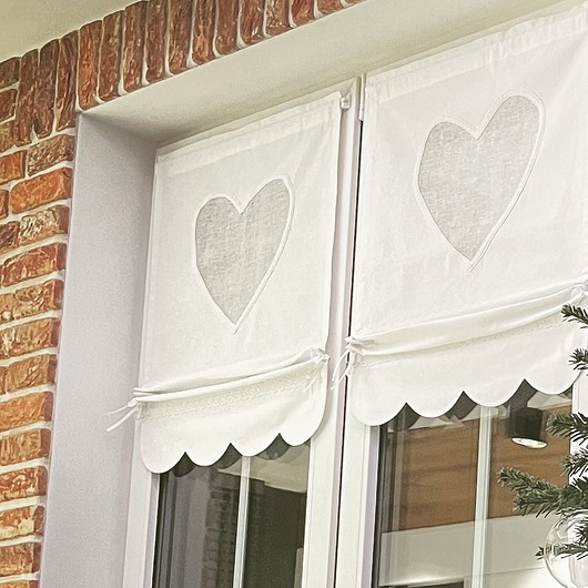 Biała roleta SERCE shabby chic koronka i len drewnianyguzik