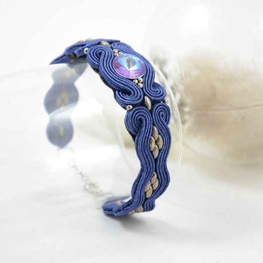 Feather in blue Izziland