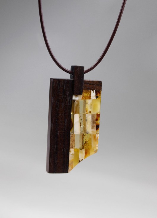 KLIMT II - wisior z drewna i bursztynu AmberTree