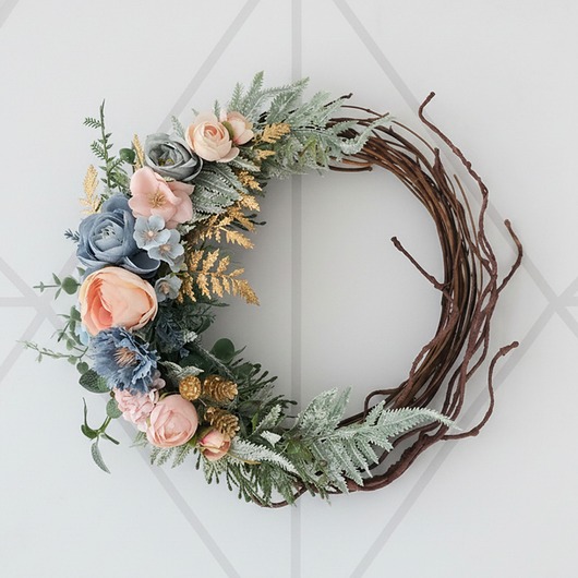 wianki bożonarodzeniowe Asymetryczny wianek szyszki błękit i brzoskwinia (26cm)