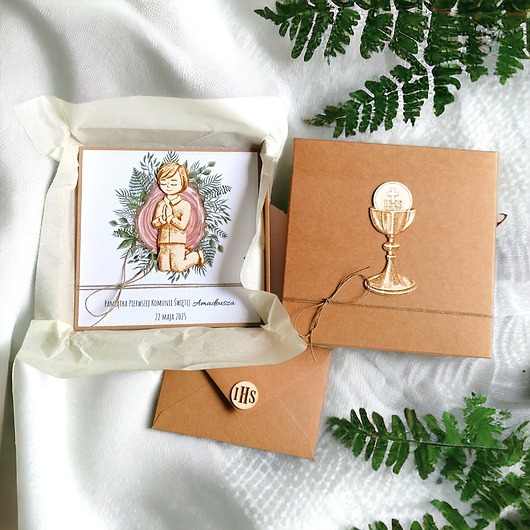 kartki na komunię Kartka, personalizacja, pudełko, koperta : drewno: chłopiec